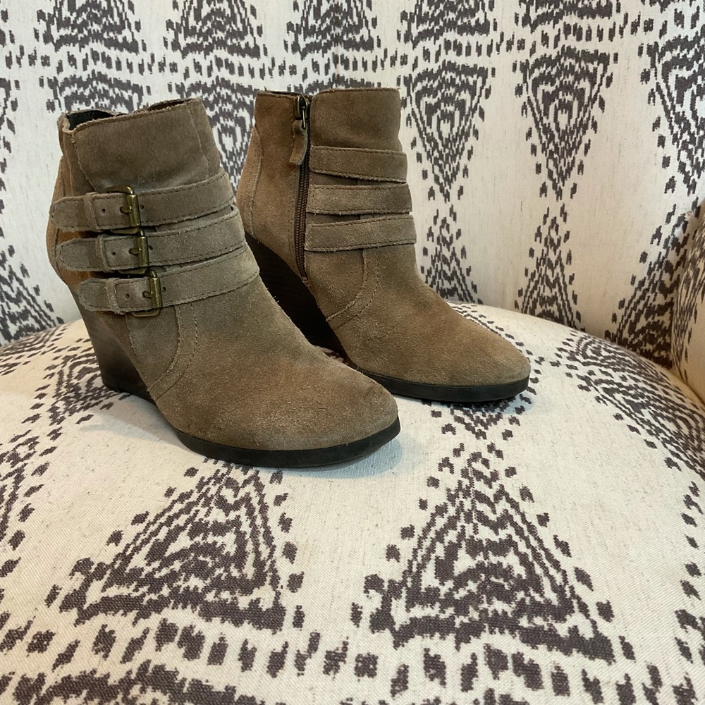 Franco Sarto Brown Suede Buckle Wedge Boot Sz 6.5 - Picture 2 of 13